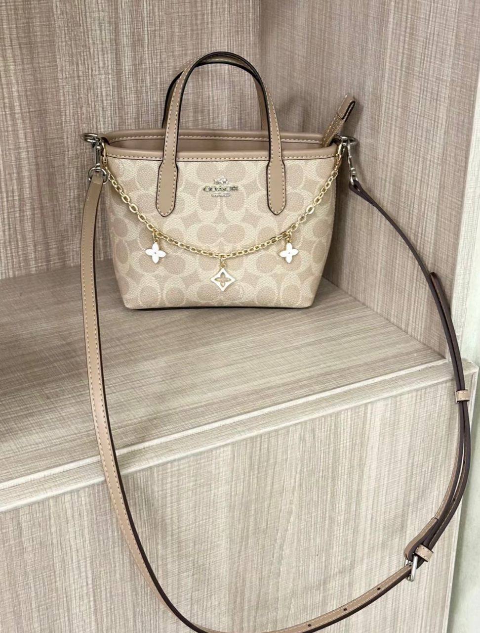 Coach
90 dhs✅
SIZE：18cm

with box
🎁🎁🎁

Zain35
♥️♥️♥️