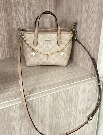 Coach
90 dhs✅
SIZE：18cm

with box
🎁🎁🎁

Zain35
♥️♥️♥️