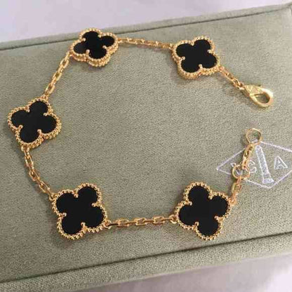 VCA Bracelet 💐
Master quality 💎
Available more colors 👈

*75* AED normal box 📦 
*110* AED original box 🗃️

Zain48
♥️♥️♥️