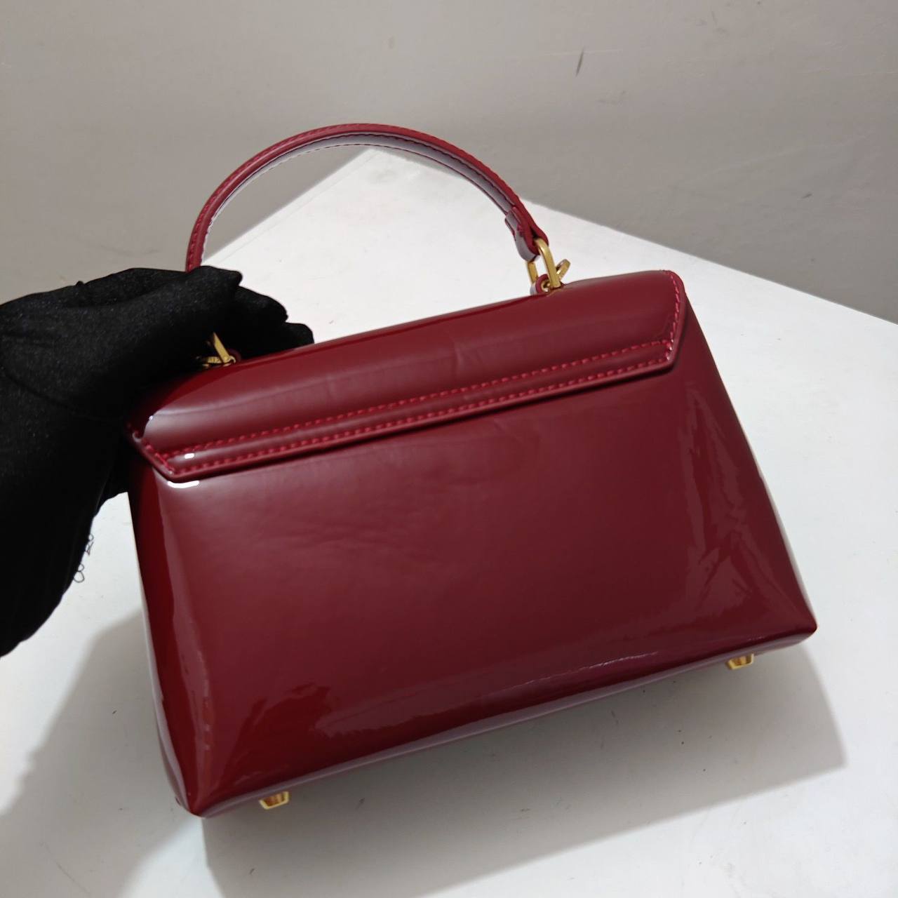 CELINE 
HIGH QUALITY 
WITH BOX 
🎁🎁🎁

125 dhs✅

Zain115
♥️♥️♥️
