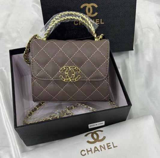 Chanel 
good quality, comes 

with box, 
🎁🎁🎁
size，16* 13 cm 
75 dhs🪙💕

Zain12
♥️♥️♥️