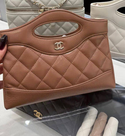Chanel 
good quality, 
comes with box, 
size... 21*16 cm 
90 dhs✅

Zain12
❣️❣️❣️