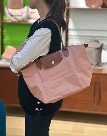 Longchamp 
good quality, good 
size. 46 * 30 cm
65 dhs❣️

Zain12
♥️♥️♥️