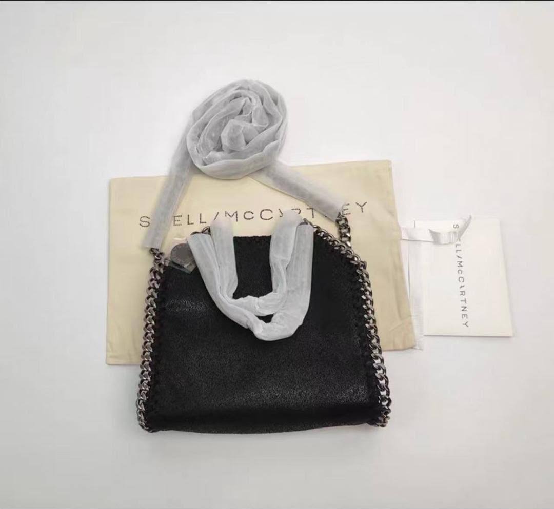 Stella McCartney
110 dhs🇦🇪🇦🇪
size 19×19×3cm
With box

Zain42
♥️♥️♥️