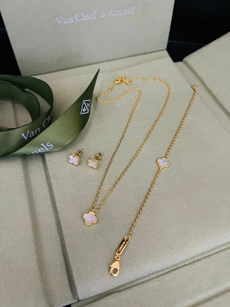 MINI SET 
NECKLACE BRACELET 
EARRINGS
VANCLEAF
MASTER✨💫

110 dhs🇦🇪🇦🇪

WITH BOX AND PAPER BAG🛍️🎁
Zain89
♥️♥️♥️