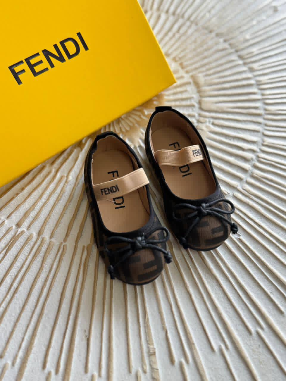 Fendi
 Super master quality 😍
Size:21To 35
250 dhs🪙🌨️

Zain261
♥️♥️♥️