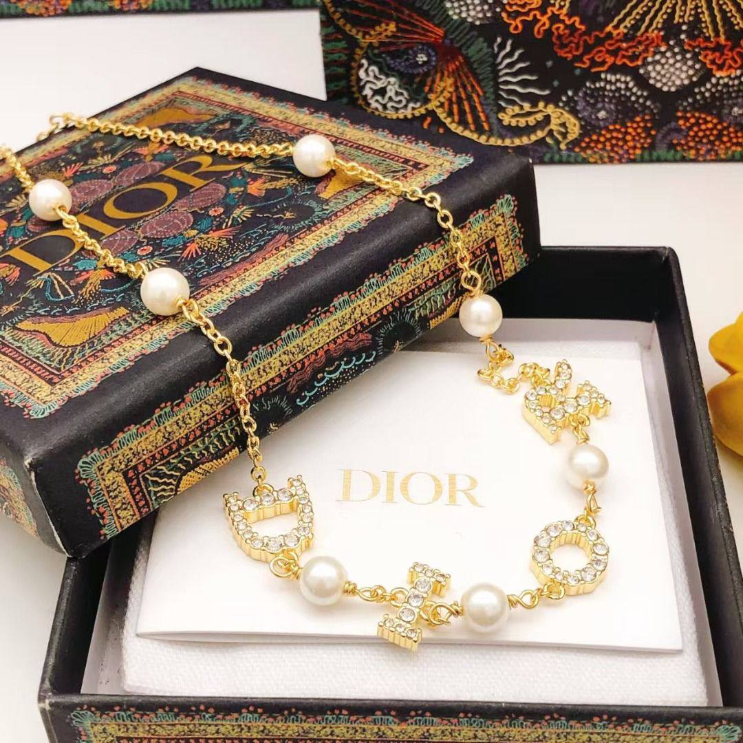 Dior SET ❤️‍🔥*
Necklace 🦋
Bracelet 🍁
Earring ⭐️
Master quality 💯
With normal boxes 🗃️ 
160 dhs✅
With master box 📦 
170 dhs✅

Zain216
♥️♥️♥️