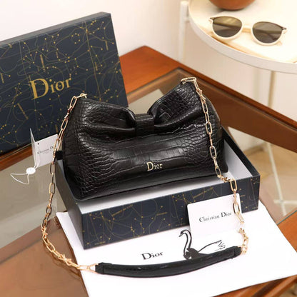 Dior

95 dhs✅

with box🎁🎁🎁

size 25x6x13 cm

Zain42
♥️♥️♥️