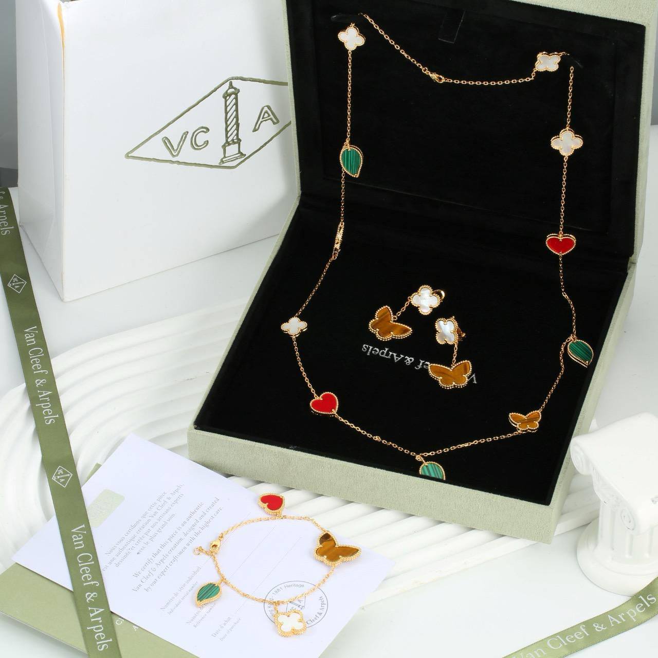 VCA SET ❤️‍🔥*
Necklace 🐦‍🔥
Earring 🦋
Bracelet 🌸
Master quality 💯
With normal boxes 📦 
230 dhs🪙🌨️
With master box 🗃️ 
290 dhs🪙🌨️

Zain216
♥️♥️♥️