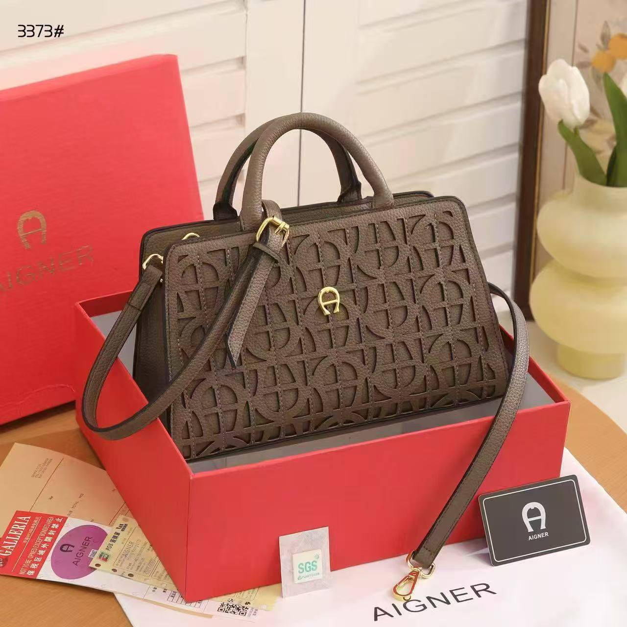 Aigner
115 dhs❤️
SIZE：22CM
Good quality 

with box
🎁🎁🎁

Zain35
♥️♥️♥️