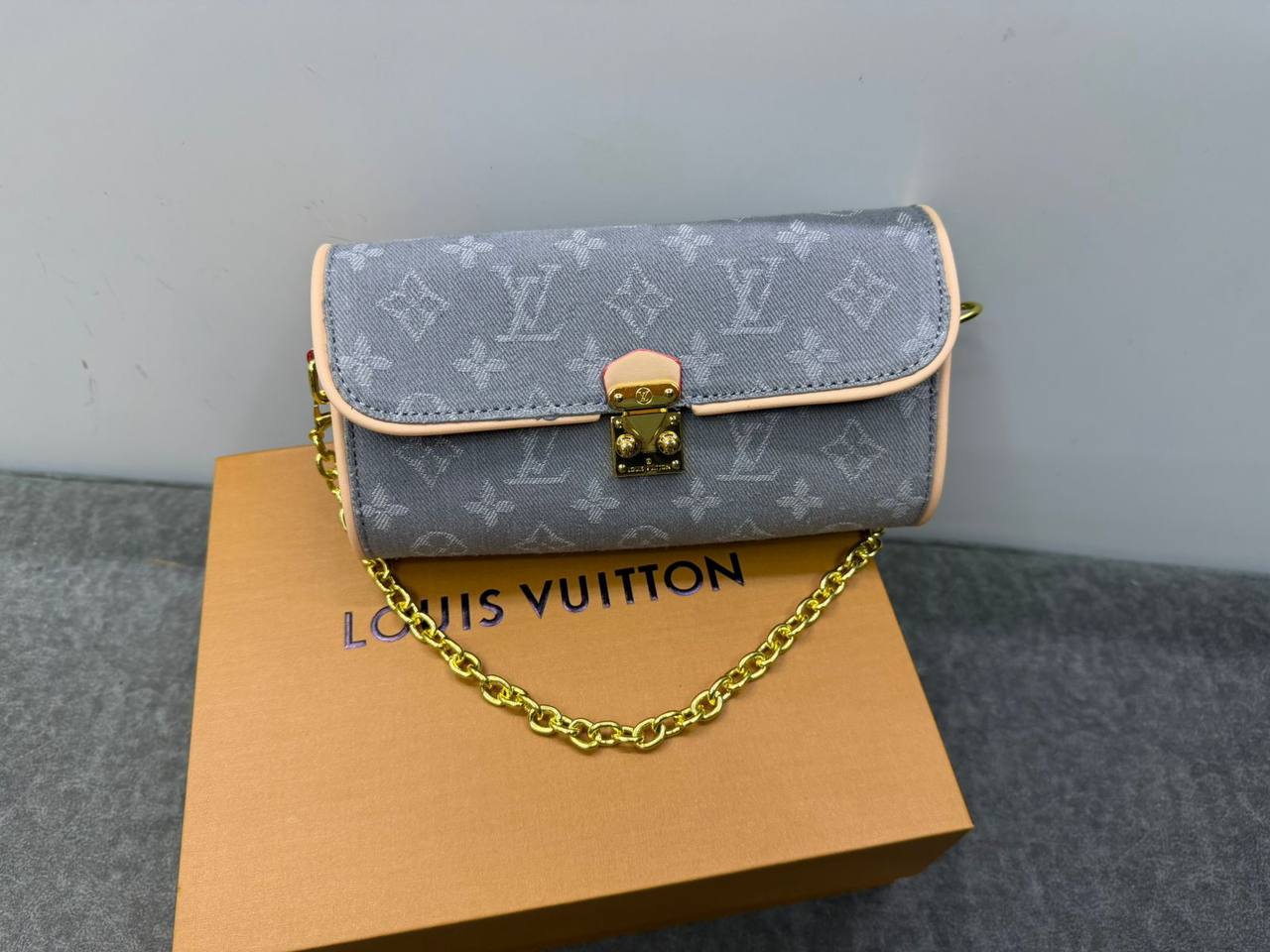 LV

with box
🎁🎁🎁

95 dhs🪙🖤

Zain114
♥️♥️♥️