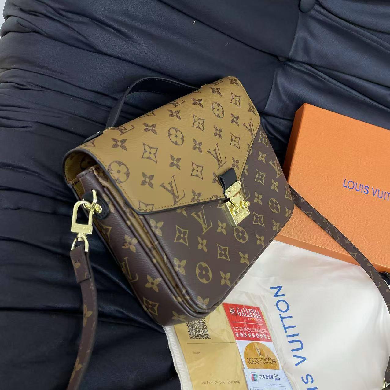LV
25*19*8 cm

With box
🎁🎁🎁

95 dhs🪙🌨️

Zain17
♥️♥️♥️