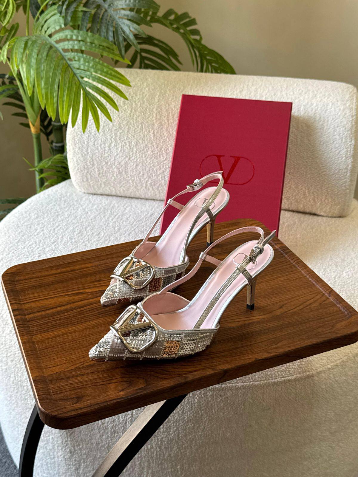 Valentino 
SuperMaster Quality 💯
520 dhs👑
Size: 36-41💥

Zain171
❤️❤️❤️