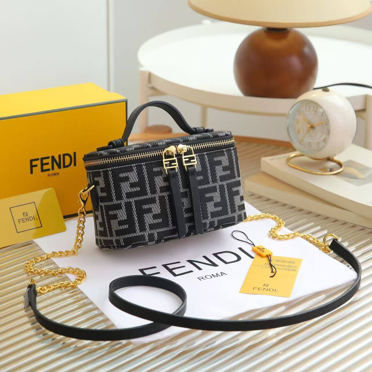 FENDI 

RESTOCK GOOD QUALITY 
WITH BOX 
🎁🎁🎁

90 dhs❣️

Zain39
♥️♥️♥️