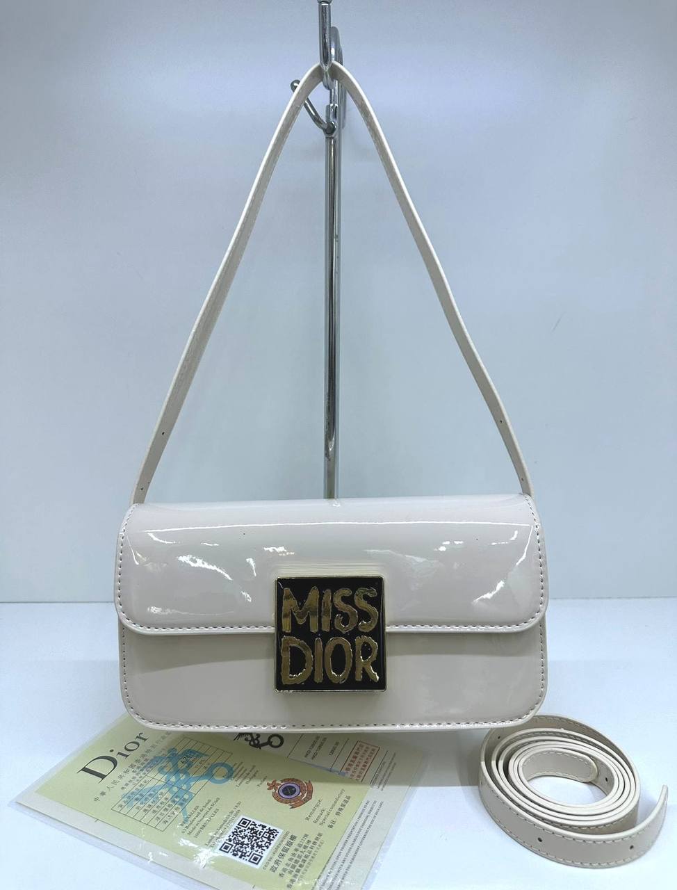 Dior
High quality
With box 
90 dhs✅

Zain50
♥️♥️♥️
