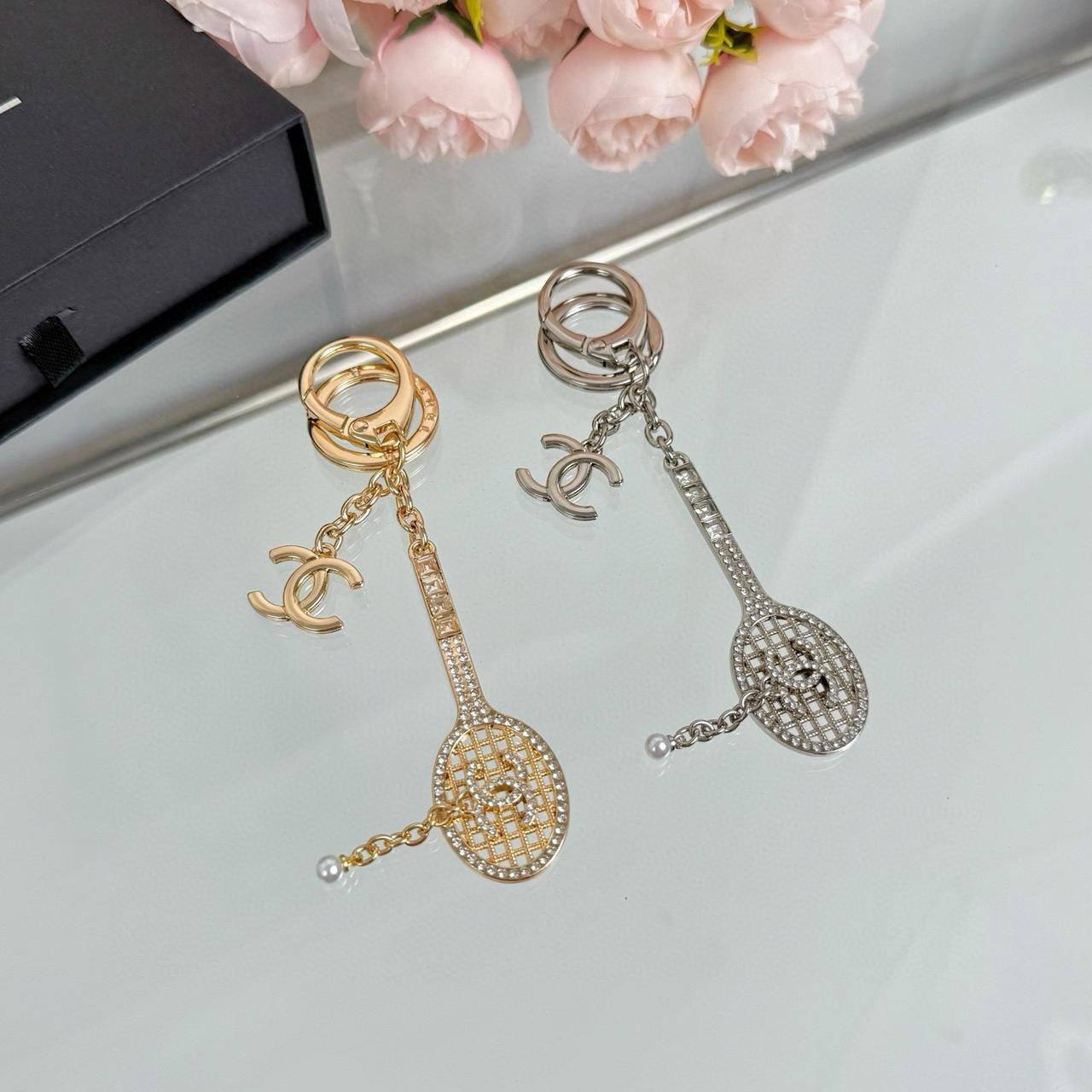 KEYCHAINS
CHANEL & LV 
60 dhs🪙🖤
With MASTER BOX 📦

Zain263
♥️♥️♥️