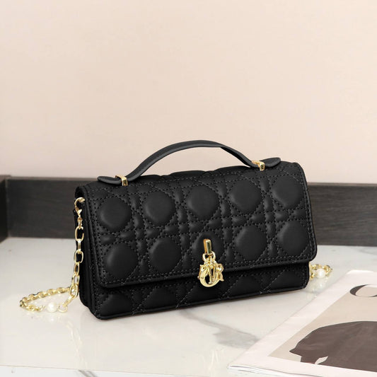 DIOR 
120 dhs✅
Best quality 

with box’s 
🎁🎁🎁

size 21CM

Zain290
♥️♥️♥️