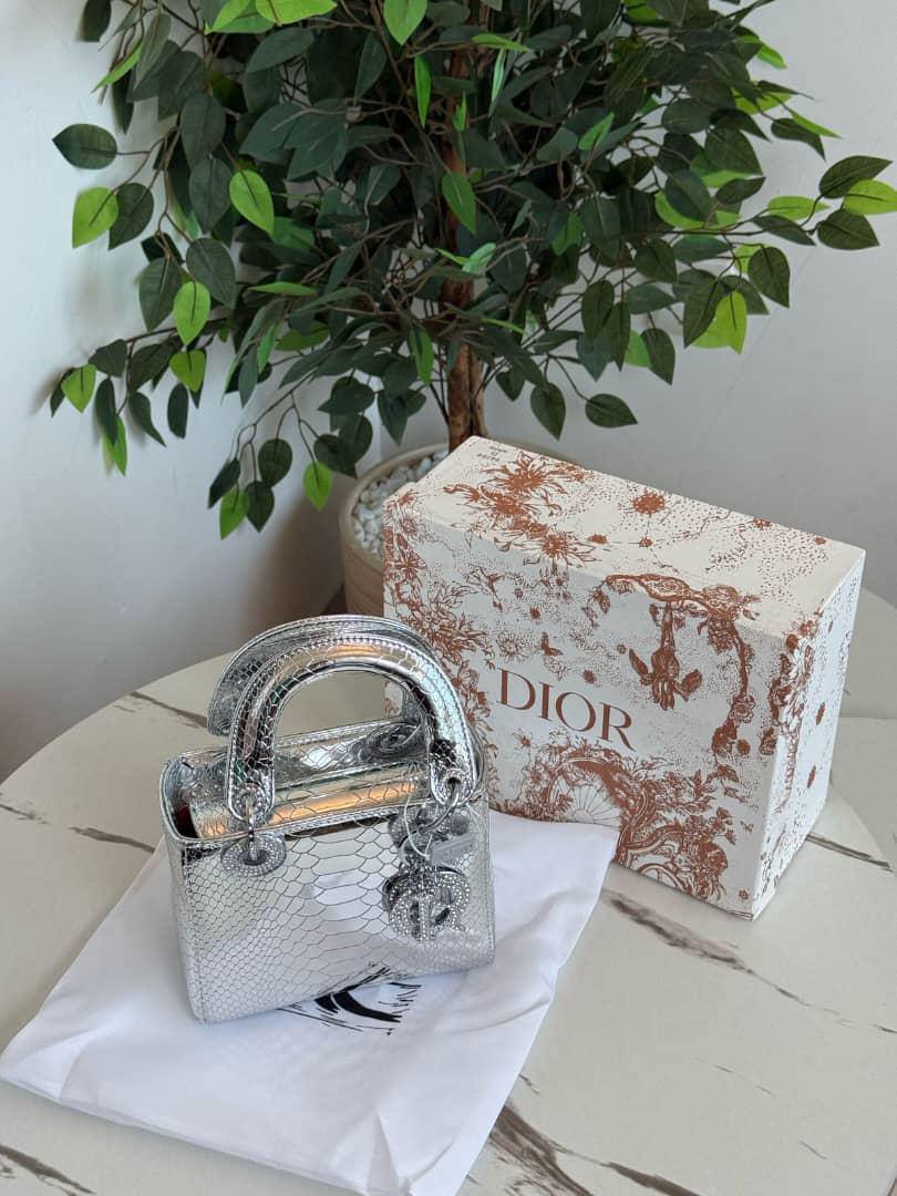 Dior 🎥🎥🎥
Best quality
With box’s
🎁🎁🎁

120 dhs🇦🇪
size 18cm

Zain158
♥️♥️♥️