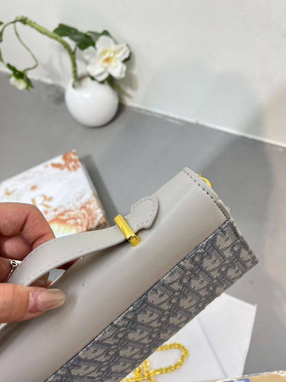 CHRISTIAN DIOR
ᴍᴏɴᴛᴀɪɢɴᴇ ʙᴀɢ
ᴄᴀɴᴠᴀs & ʟᴇᴀᴛʜᴇʀ ᴍᴀᴛᴇʀɪᴀʟ
ᴡɪᴛʜ ᴄʜᴀɪɴ
sɪᴢᴇ : 24 cm
ᴡɪᴛʜ BOX
🎁🎁🎁

65 dhs💚

Zain31
♥️♥️♥️