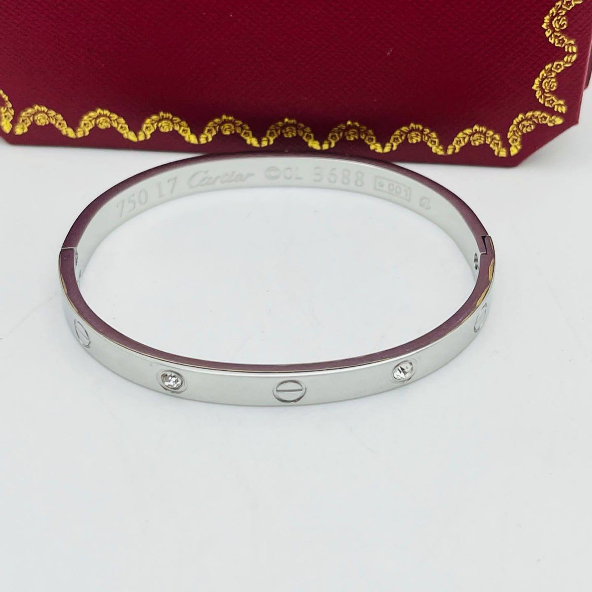 Cartier classic bangle 
Stainless steel and non tarnish 
30 dhs✅✅
40 dhs✅✅ with normal box 

Zain243
♥️♥️♥️