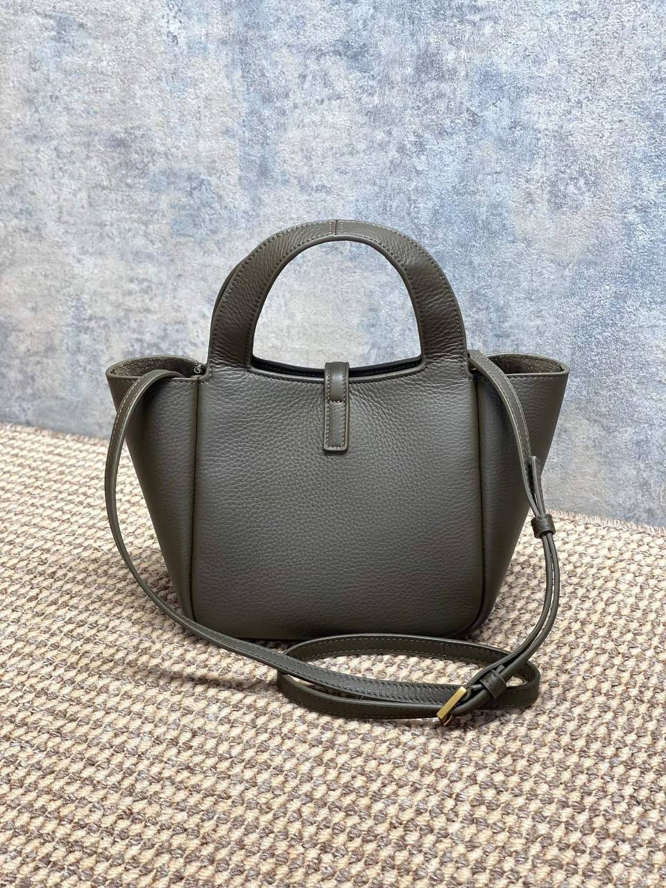 YSL Le 5 Á 
Baby Bea tote bag✅*
*Size 18 cm*
For Price 👇 WhatsApp✅
0568585901 
0507557372
0552275751 Owner Zain 👌

Zain274
♥️♥️♥️