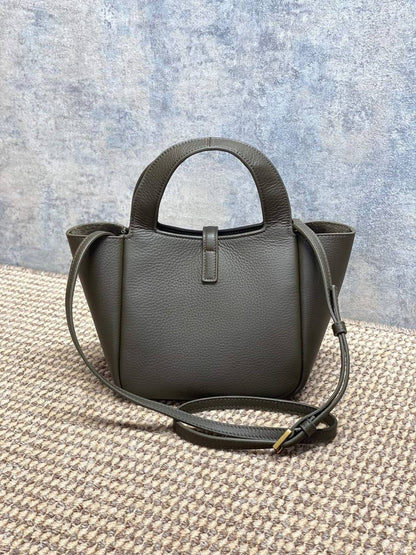 YSL Le 5 Á 
Baby Bea tote bag✅*
*Size 18 cm*
For Price 👇 WhatsApp✅
0568585901 
0507557372
0552275751 Owner Zain 👌

Zain274
♥️♥️♥️
