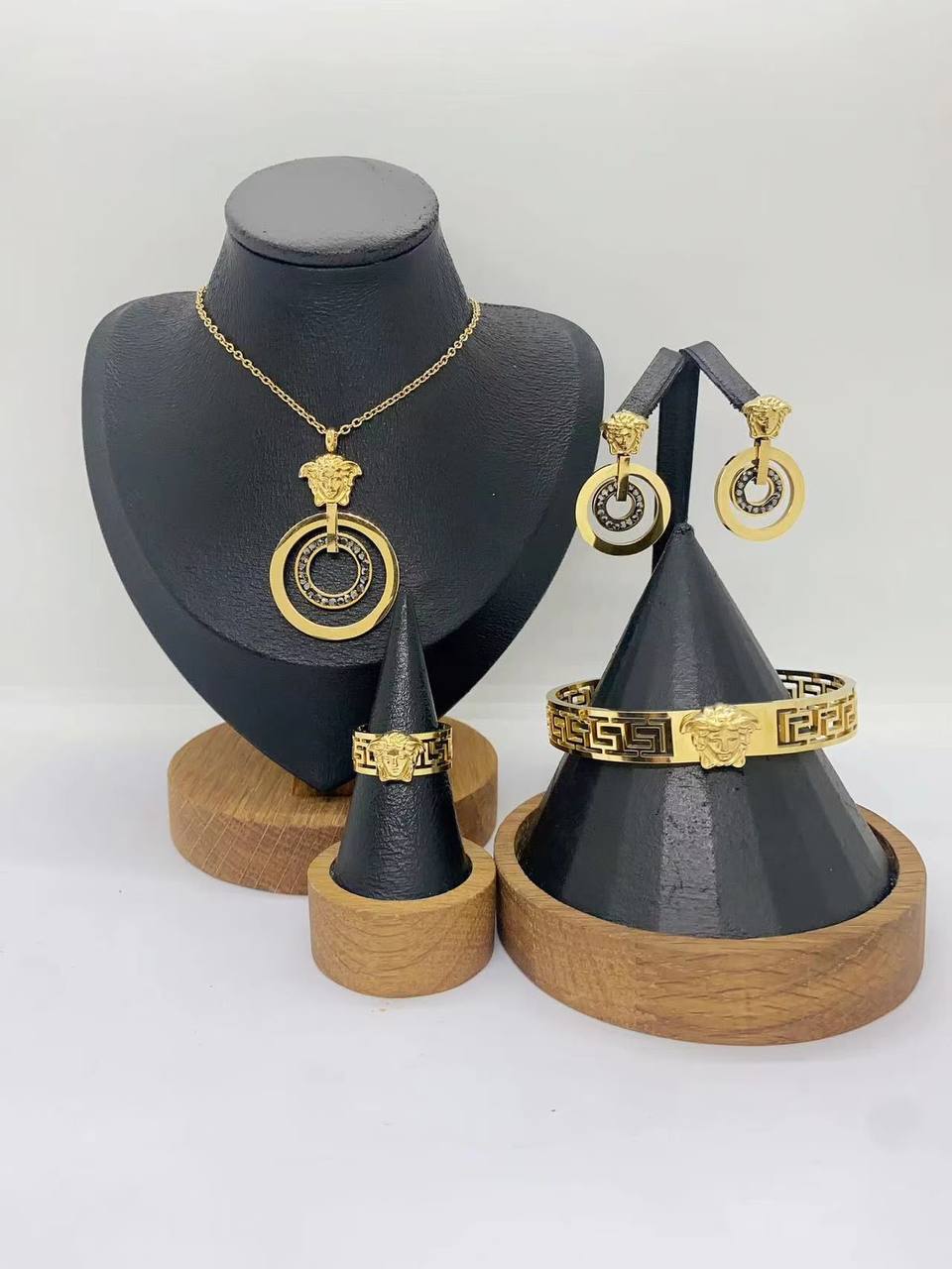 Stainless steel ❤️‍🔥*
Necklace 💥
Earring ✨
Ring 💍 free size 💍
Bangle 🦋
Non tarnish 💯
With brand boxes 🗃️ 
And paper bag 🛍️
50 dhs✅

Zain216
♥️♥️♥️