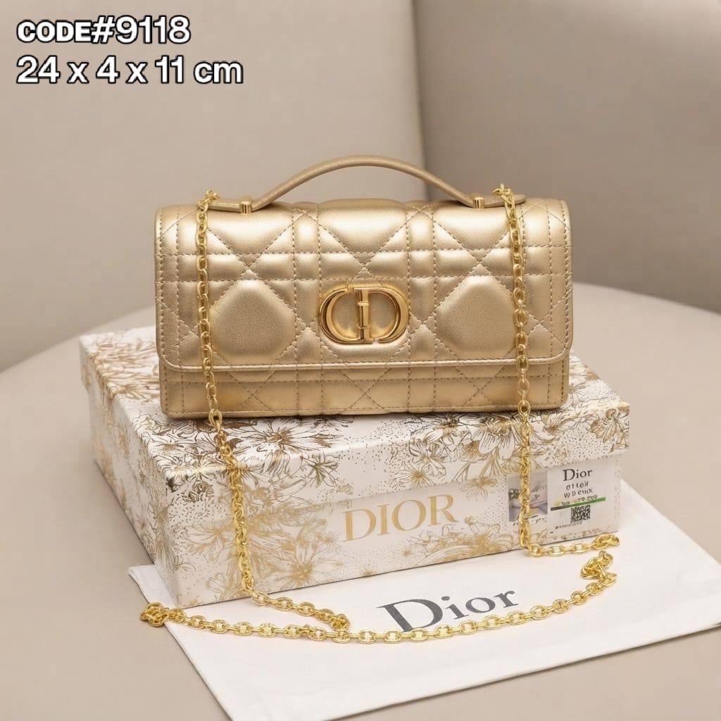 Dior
ᴄᴀʀᴏ ᴅɪᴏʀ ғʟᴀᴘ ᴄʟᴜᴛᴄʜ
ɪɴ ᴛᴏᴘ ʜᴀɴᴅʟᴇ ʙᴀɢ
ʜᴀs ʟᴏɴɢ ɢᴏʟᴅ ᴄʜᴀɪɴ  sᴛʀᴀᴘ
ɪɴ ᴛᴡɪsᴛ ʟᴏɢᴏ ʟᴏᴄᴋ 
sɪᴢᴇ: 24 cm
ᴡɪᴛʜ BOX

75 dhs🇦🇪🇦🇪

Zain31
♥️♥️♥️