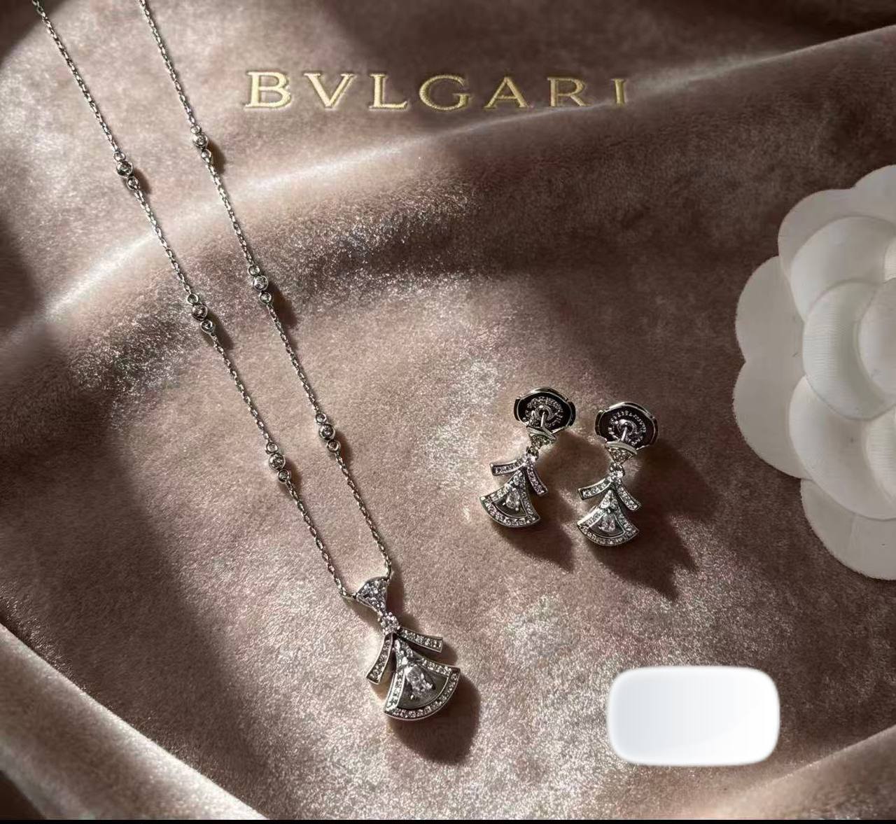 Bvlgari set* 💎
Necklace 
Earrings 
Master Quality 🎲

*95* AED normal box 📦 
*140* AED with original box 🗃️

Zain48
♥️♥️♥️