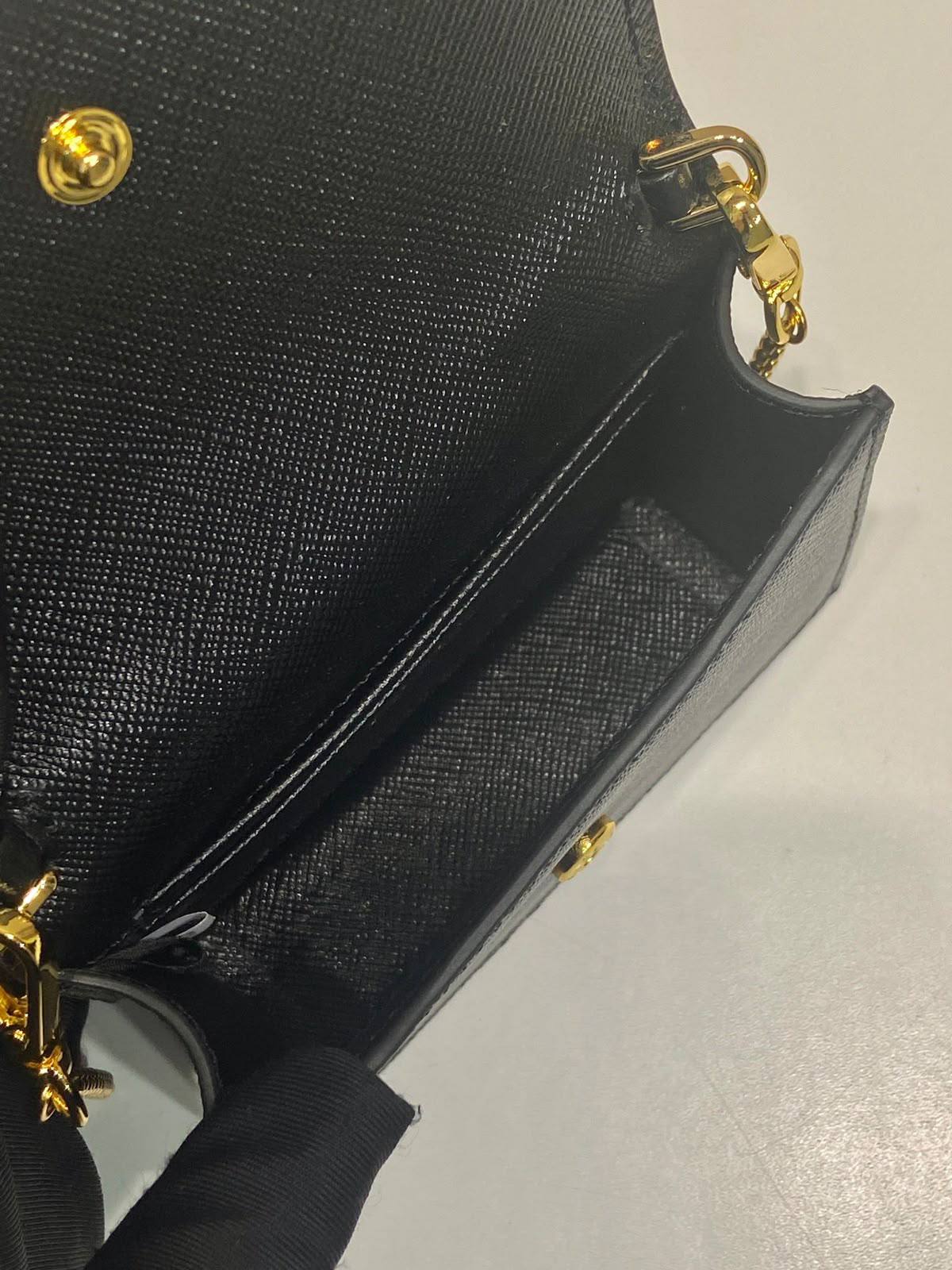 Prada Saffiano

Size:11cm
Black with hardware gold
super master

For Price 👇 WhatsApp✅
0568585901 
0507557372
0552275751 Owner Zain 👌

Zain325
♥️♥️♥️