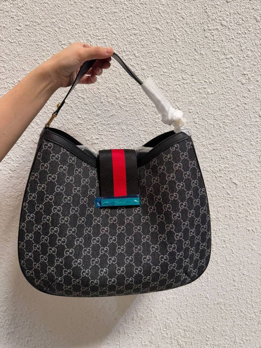 Goyard
 size:40×30cm  
130 dhs❤️

Zain114
♥️♥️♥️