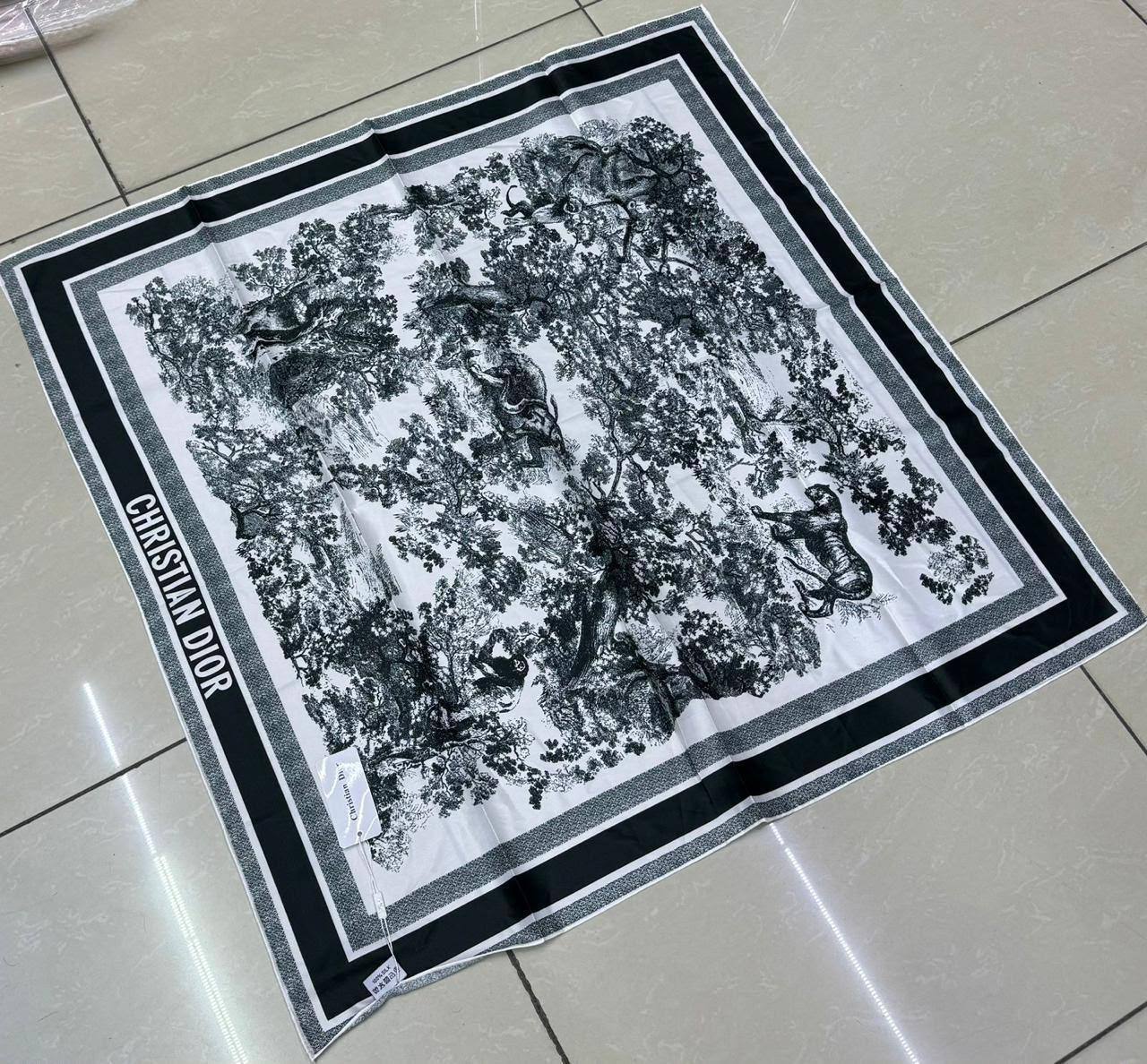 Silk square scarf 
40 dhs🇦🇪🇦🇪
Size 90*90

Zain93
♥️♥️♥️