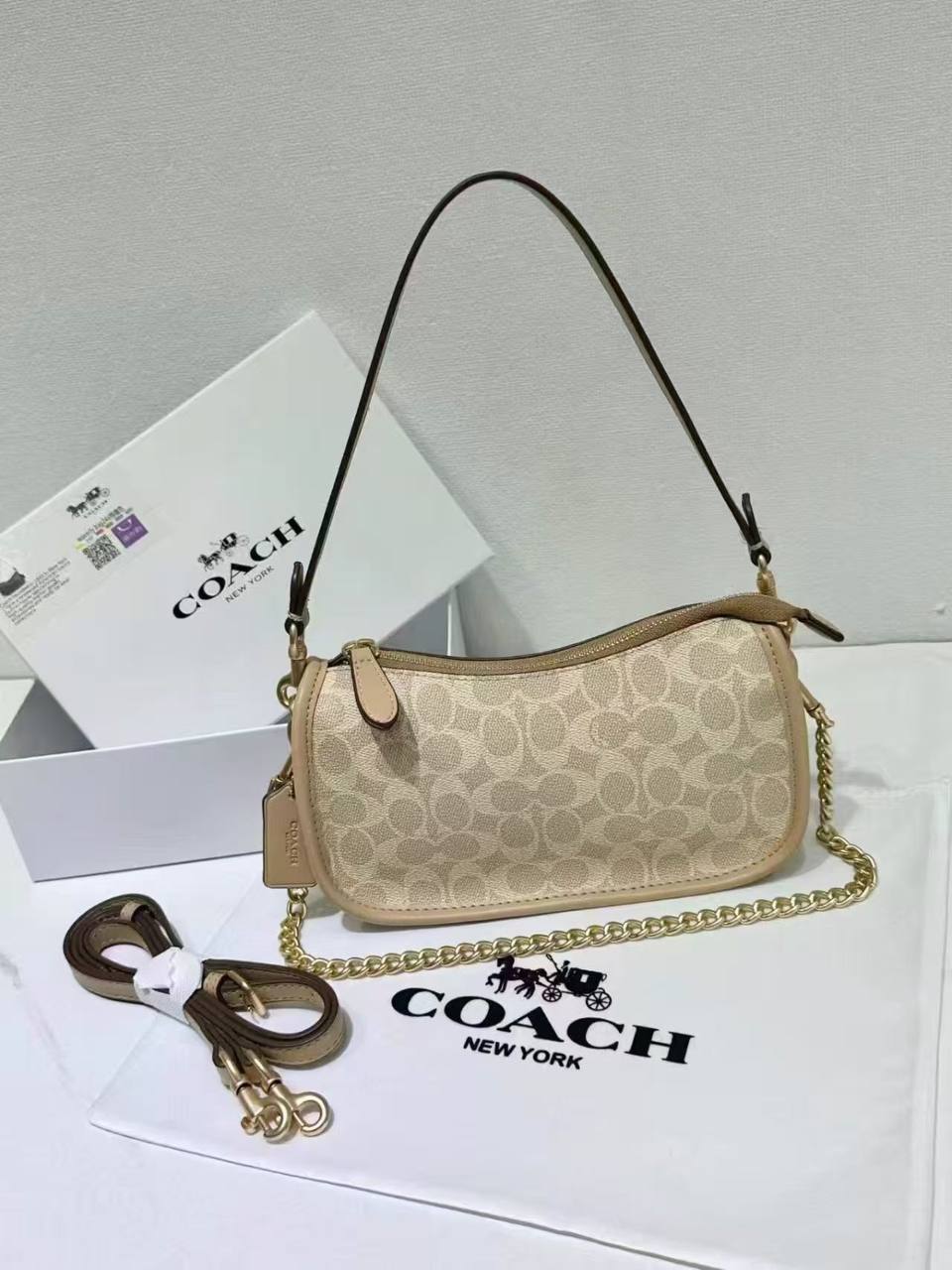 COACH
Best quality 

WITH BOX
🎁🎁🎁

90 dhs✅
size 24CM

Zain290
♥️♥️♥️