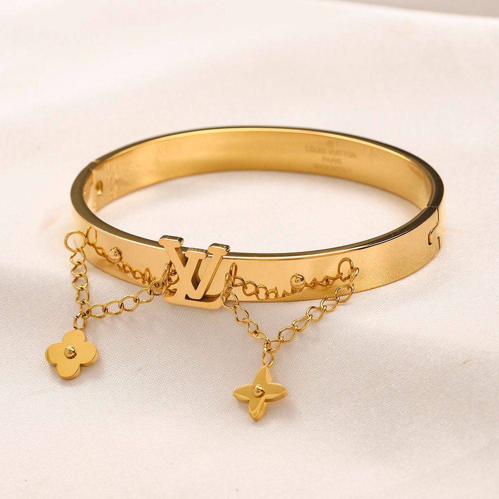 New arrival branded bangle and bracelet 
40 dhs💓

Zain243
♥️♥️♥️