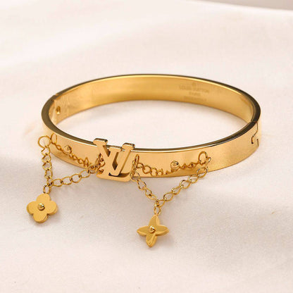 New arrival branded bangle and bracelet 
40 dhs💓

Zain243
♥️♥️♥️