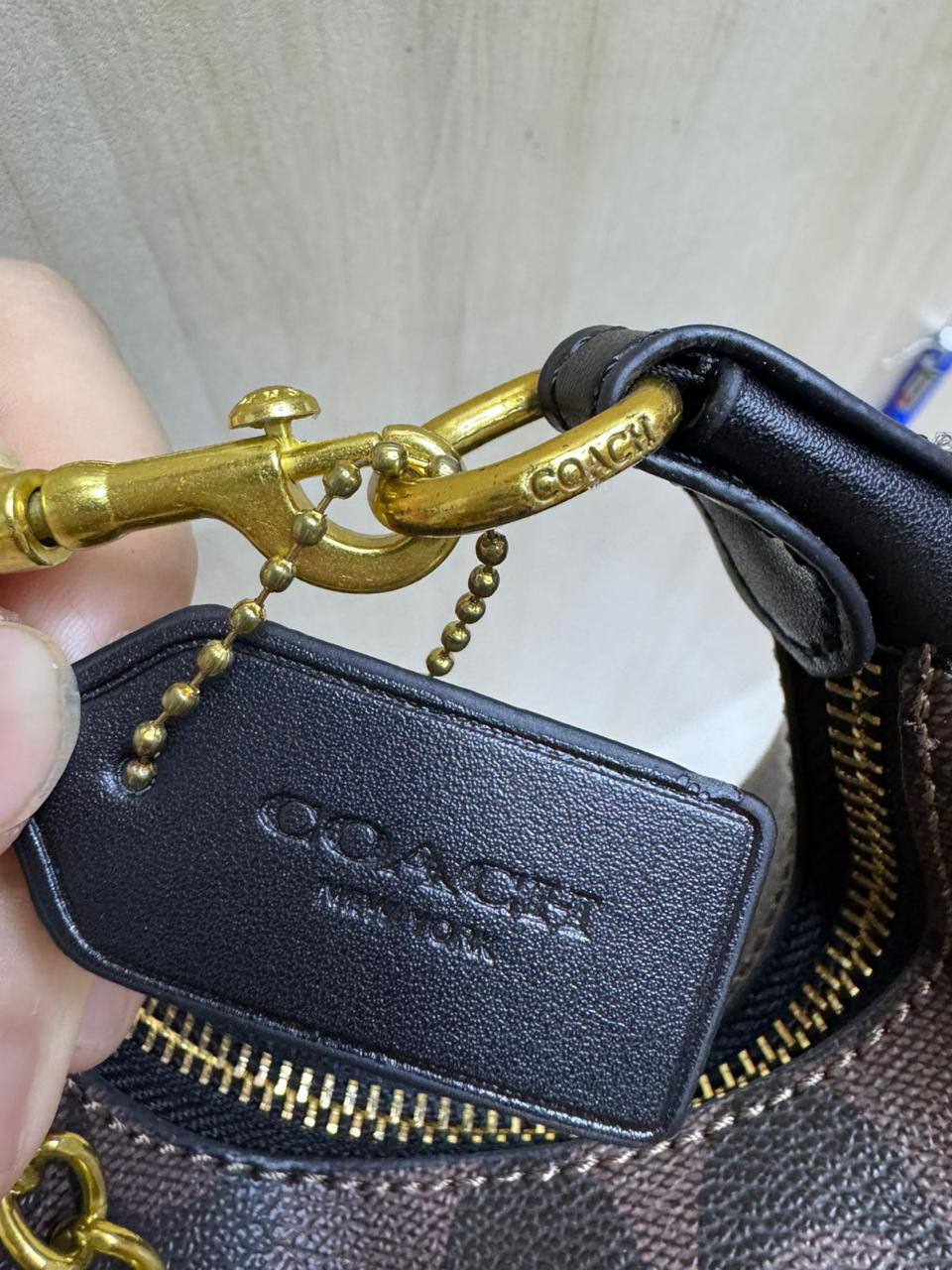 🍒 Coach Jonie

1️⃣ First quality +🎁

Size : 16.5 * 9 cm

80 dhs✅

with box
🎁🎁🎁

Zain115
♥️♥️♥️
