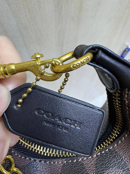 🍒 Coach Jonie

1️⃣ First quality +🎁

Size : 16.5 * 9 cm

80 dhs✅

with box
🎁🎁🎁

Zain115
♥️♥️♥️