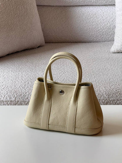 Hermes garden party 
💕master quality😍with box❤️
18 CM 340 dhs🪙🌨️
24 Cm 340 dhs🪙🌨️
30 CM 380 dhs🪙🌨️

Zain52
♥️♥️♥️