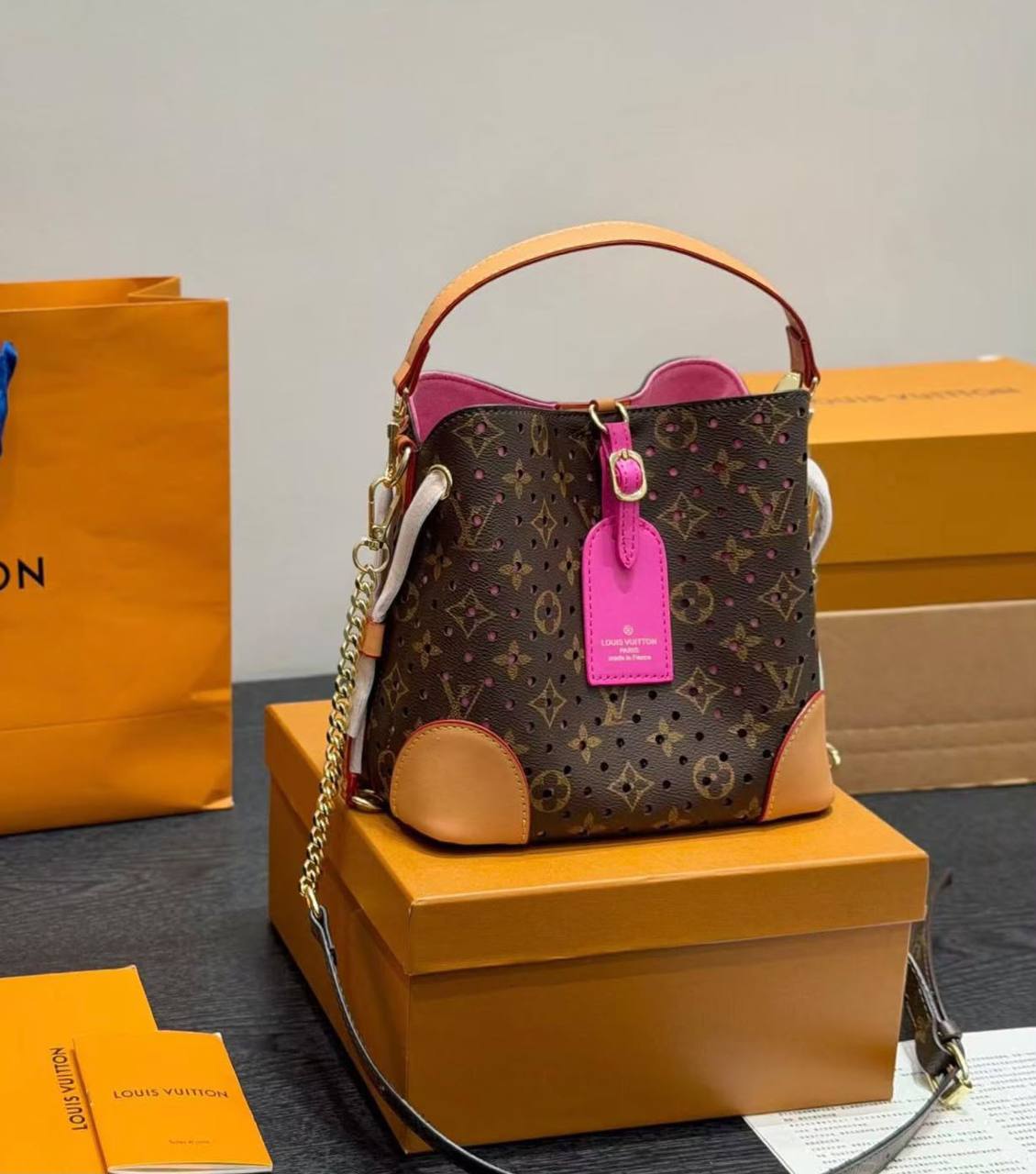 LV

COPY ONE 
NEW CAME 

WITH BOX 
155 dhs🇦🇪🇦🇪

Zain39
♥️♥️♥️