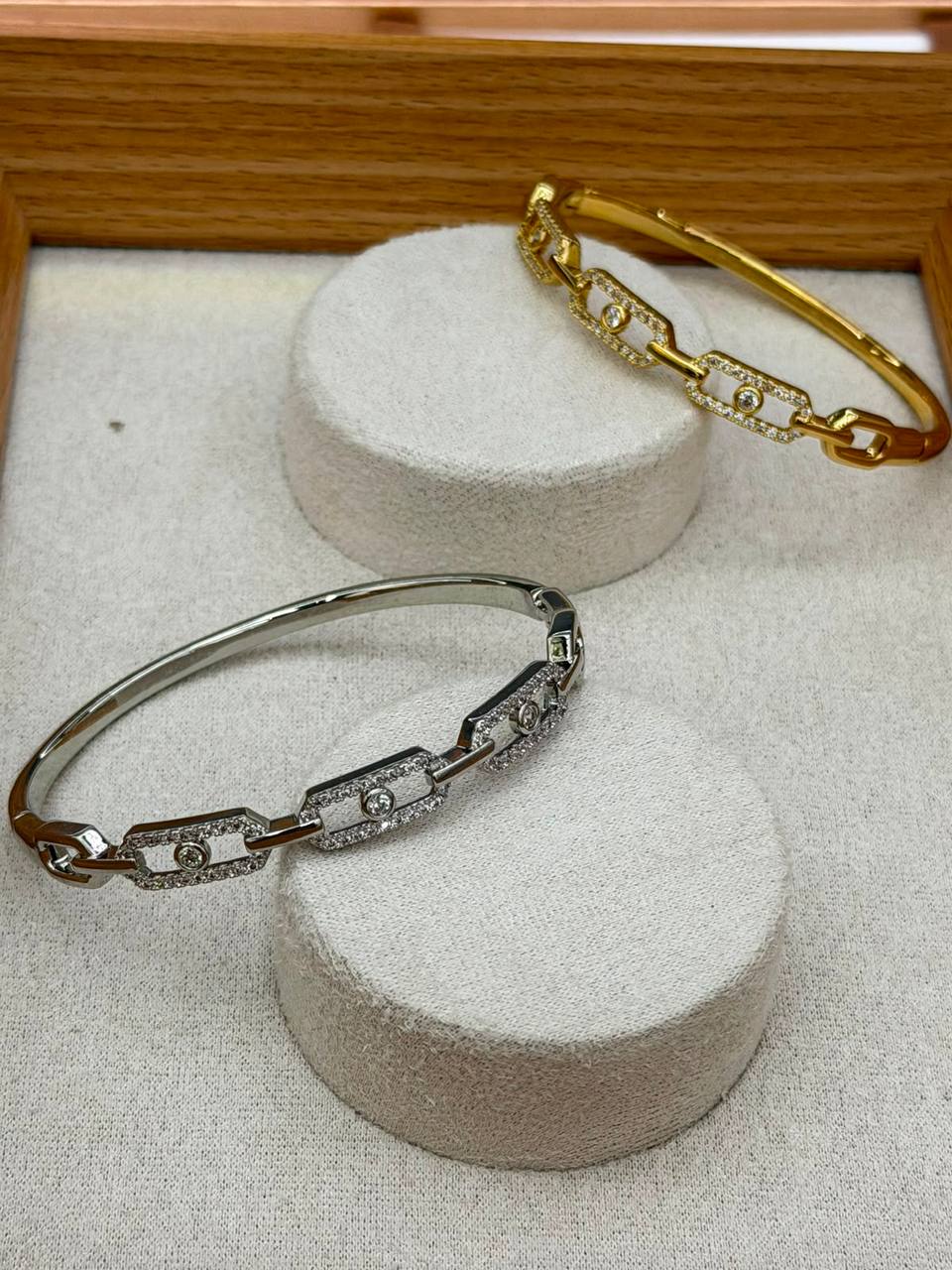 Bangle ❤️‍🔥*
good quality 💯
With black boxes 🗃️ 
20 dhs💓
With normal boxes 📦 
And paper bag🛍️
30 dhs💓

Zain216
♥️♥️♥️