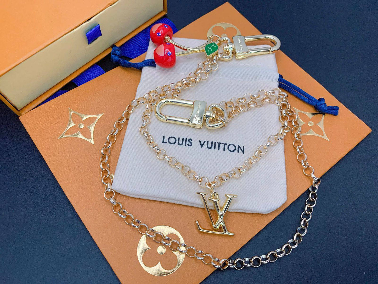 75 DHS❣️
KEYCHAIN AND BAG CHARM
WITH SAME BOX AND PAPER BAG 🛍️🎁

Zain89
♥️♥️♥️
