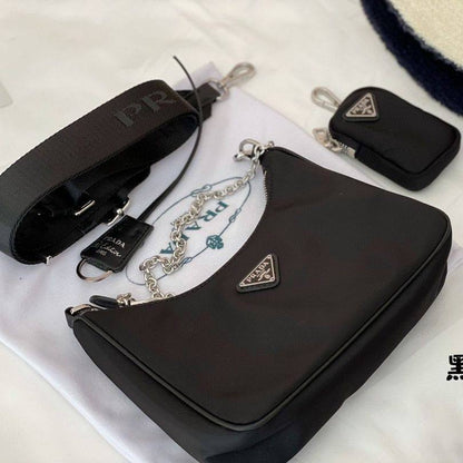 Prada
95 dhs🪙🌨️
SIZE：23CM
Good quality 

with box
🎁🎁🎁

Zain35
♥️♥️♥️