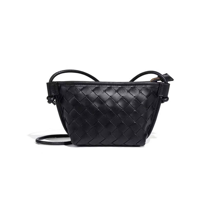 BOTTEGA 
60 dhs💓
Size 19*15

Zain161
♥️♥️♥️