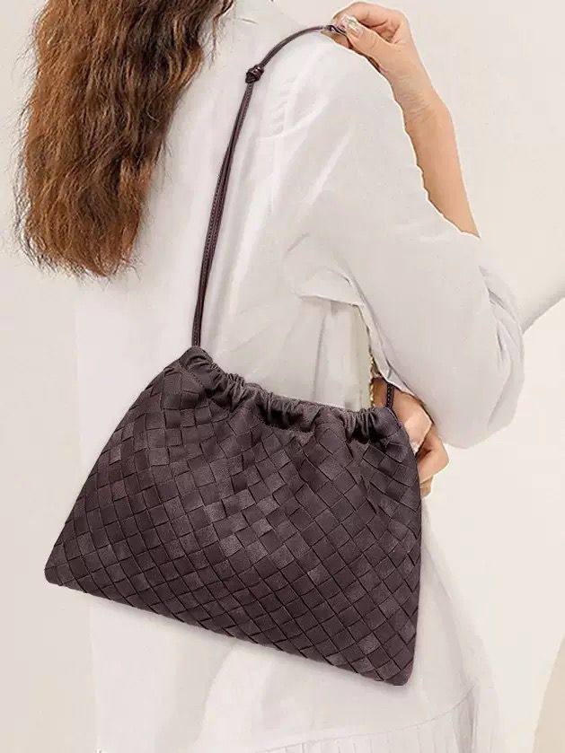 BOTTEGA 
COPY ONE 
WITH BOX 
🎁🎁🎁

130 dhs✅

Zain39
♥️♥️♥️