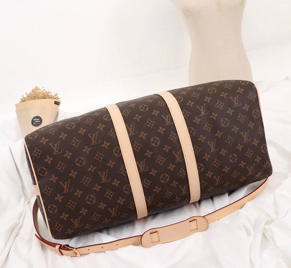 LV TRAVELLING BAG NEW CAME GOOD QUALITY 
120 dhs🪙🌨️
SIZE : 55cm

Zain39
♥️♥️♥️