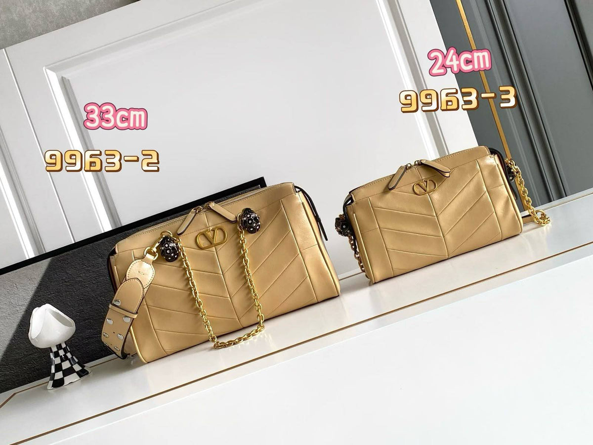 Valentino 24 cm 330 dhs🇦🇪 33 cm. 350 dhs🇦🇪 Zain153 ♥️♥️♥️ - Zain Corner Store copy & master bags shoes & more