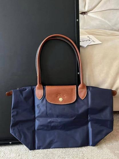 🌷 Longchamp long portable
1⃣️ First quality
Size: 43 * 29 cm
65 dhs💚

Zain115
♥️♥️♥️