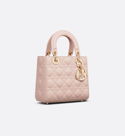 Dior
Best quality

With box’s
🎁🎁🎁

115 dhs💓
size 20cm

Zain158
♥️♥️♥️