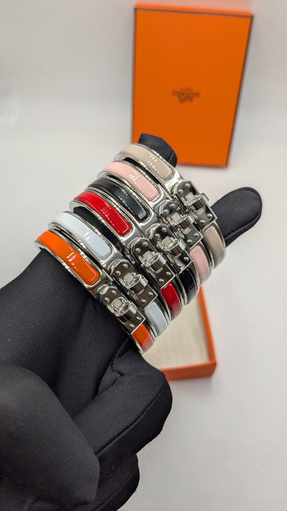 Hermes
*Super Master Quality* 
*Mini Clic Kelly enamel bracelet*
140 dhs🇦🇪🇦🇪 with Normal Box 🎁
160 dhs🇦🇪🇦🇪 with Good Box 🎁
190 dhs🇦🇪🇦🇪 with Master Box 🎁

Zain210
♥️♥️♥️
