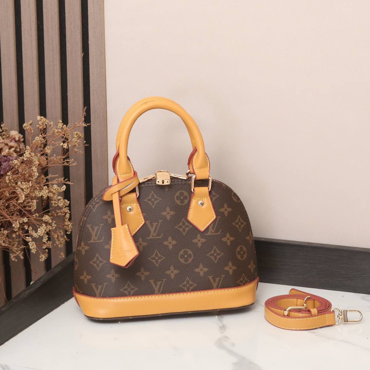 LV
BEST QUALITY WITH BOX’S 
120 dhs✅
size 23CM

Zain290
♥️♥️♥️